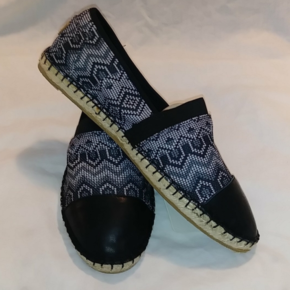 Black/White Slip On Flats size 11 - Picture 3 of 8